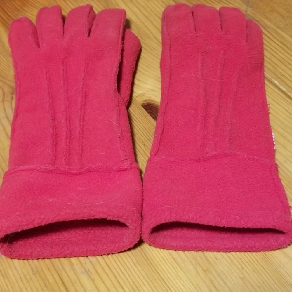 Warm red gloves